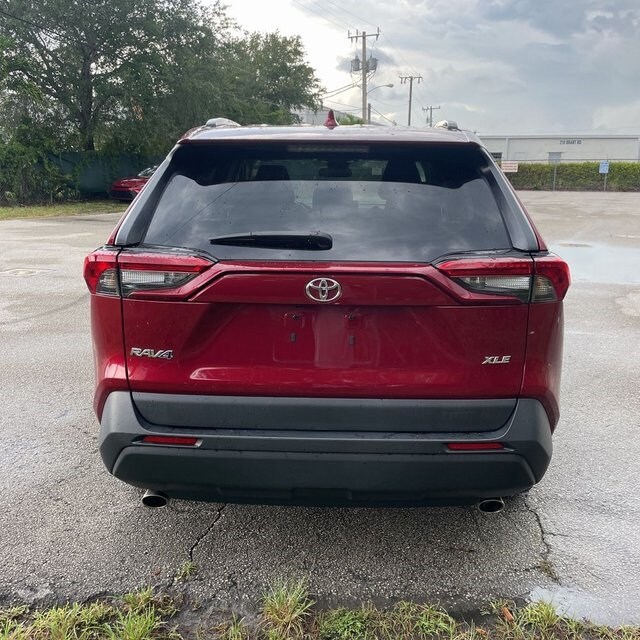 2022 Toyota RAV4 XLE photo 3