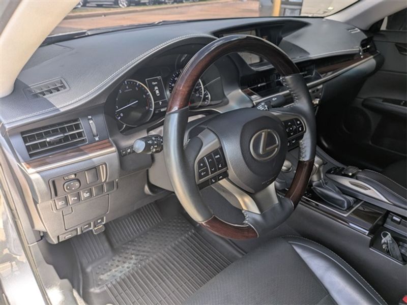 2018 Lexus ES 350 Base photo 2