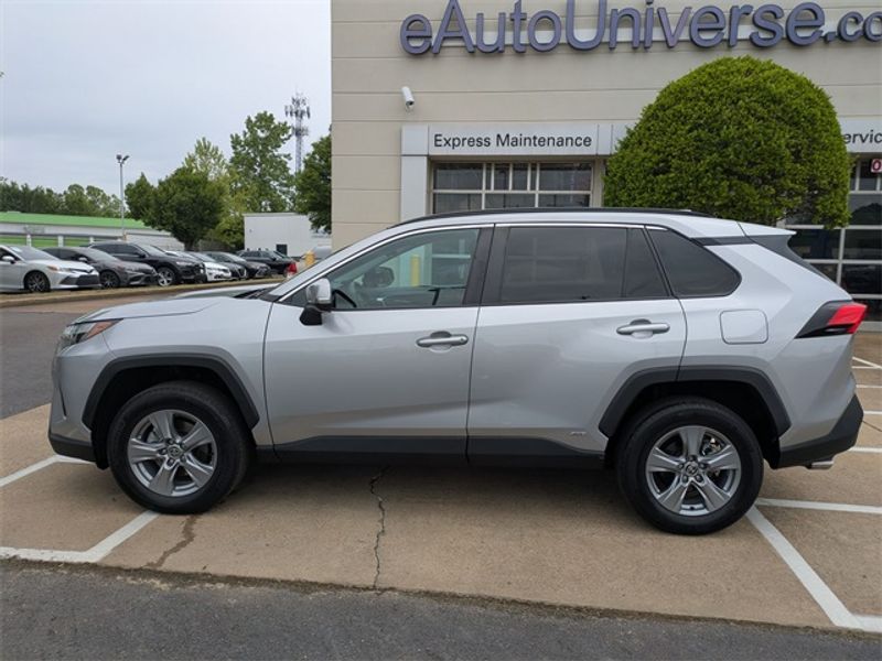 2022 Toyota RAV4 Hybrid XLE photo 4