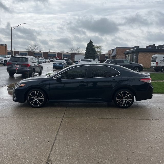 2020 Toyota Camry SE photo 2