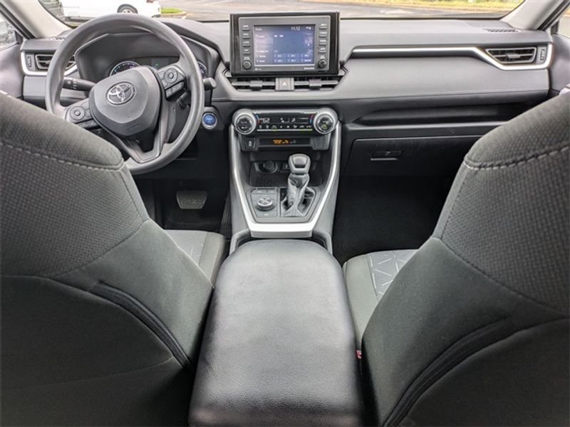 2022 Toyota RAV4 Hybrid XLE photo 2