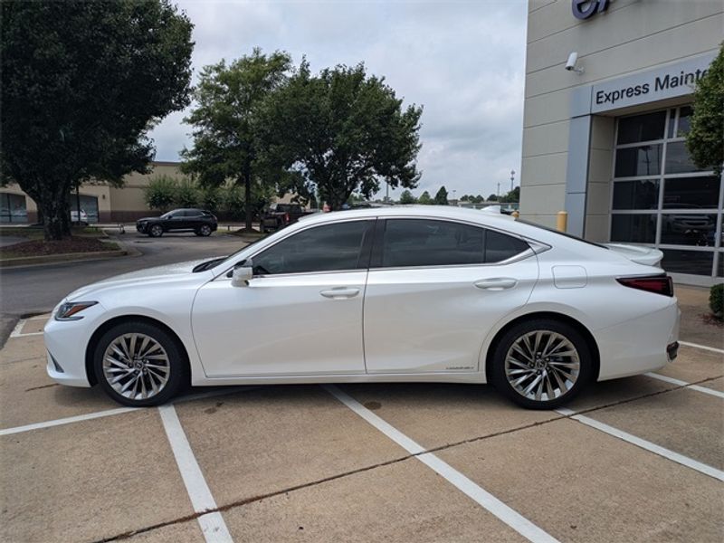 2019 Lexus ES 300h Luxury photo 3