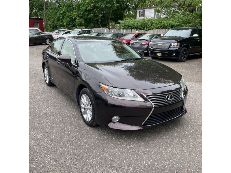 2013 Lexus ES 300h photo 2
