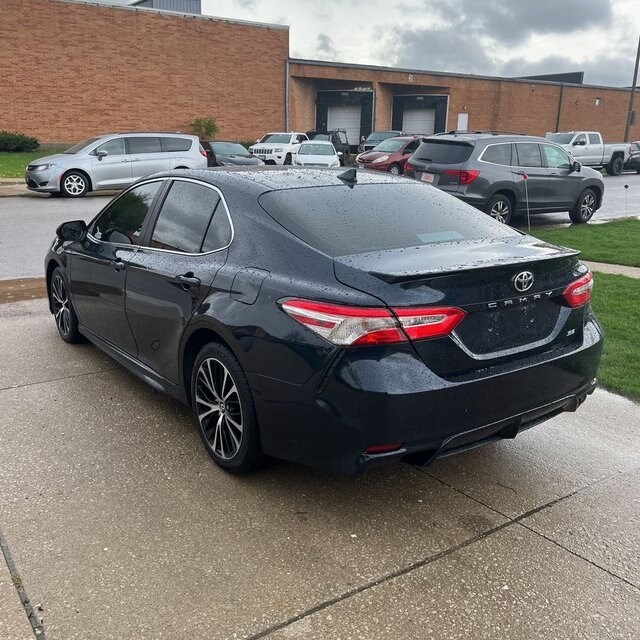 2020 Toyota Camry SE photo 3