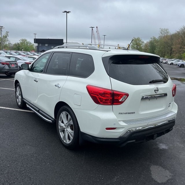 2018 Nissan Pathfinder SL photo 3