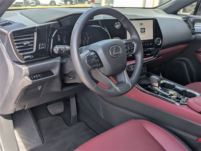 2025 Lexus NX 250 photo 3