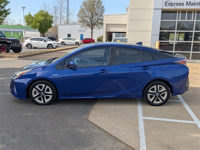 2016 Toyota Prius Four Touring photo 4