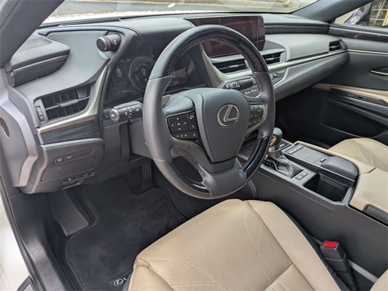 2019 Lexus ES 300h Luxury photo 2
