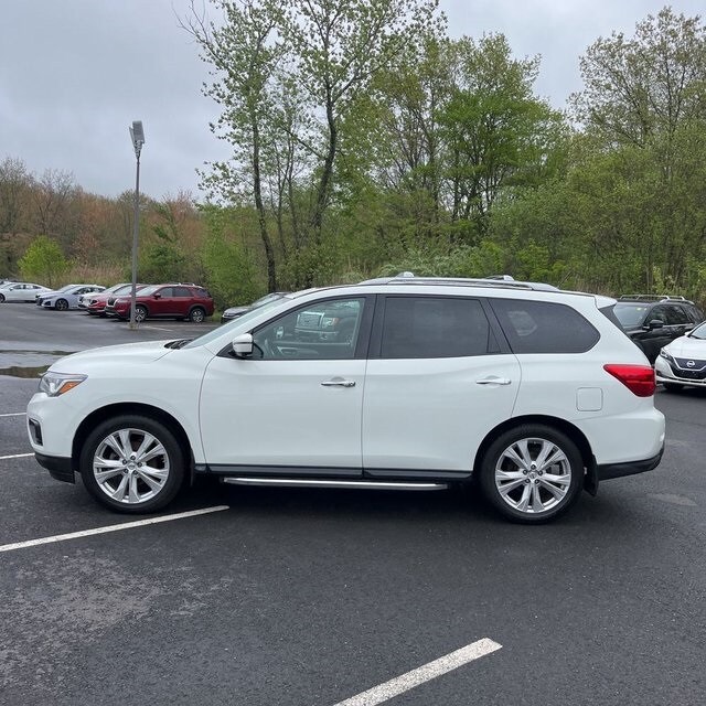 2018 Nissan Pathfinder SL photo 2