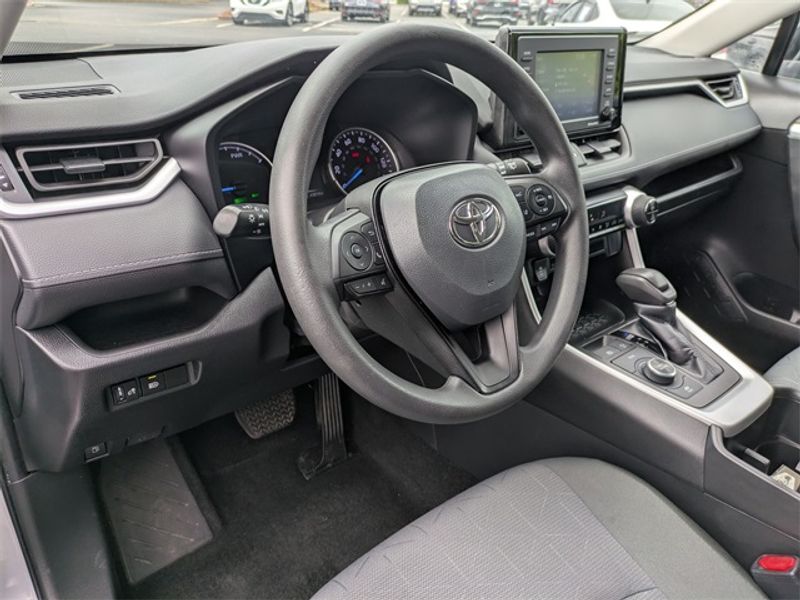 2022 Toyota RAV4 Hybrid XLE photo 3