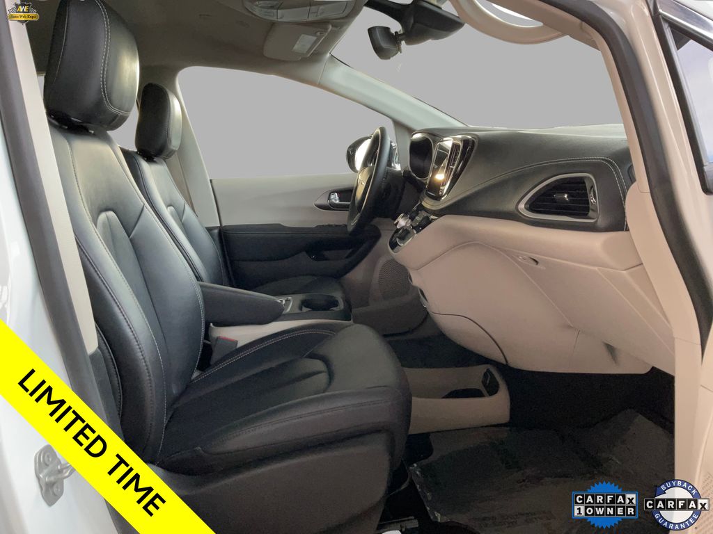 2024 Chrysler Pacifica PHEV Select - Photo 18