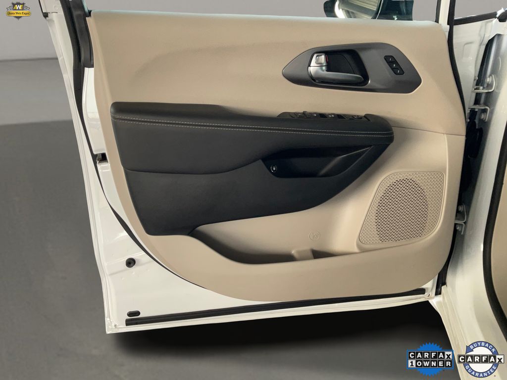 2024 Chrysler Pacifica PHEV Select - Photo 7
