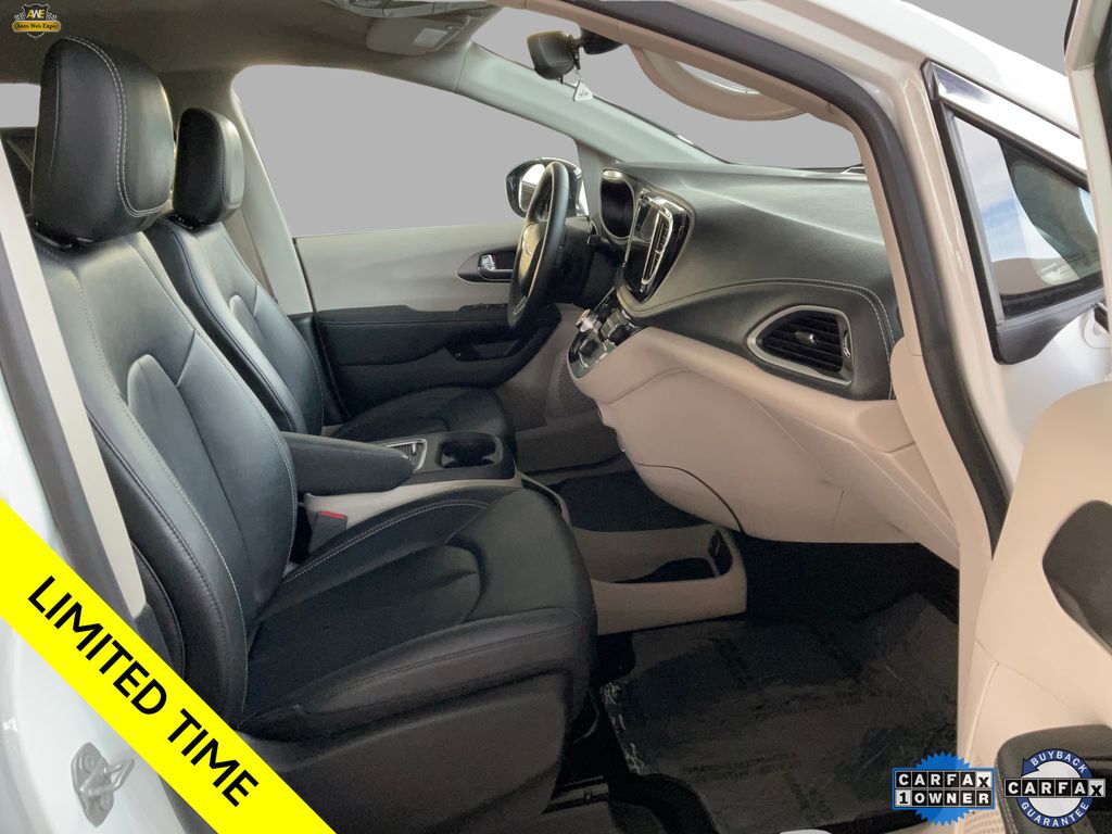 2024 Chrysler Pacifica PHEV Select - Photo 19