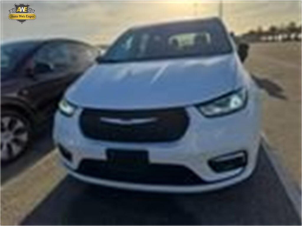 2024 Chrysler Pacifica Hybrid photo 2