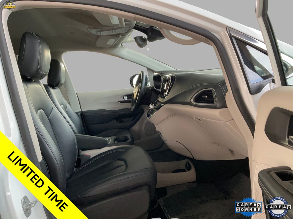 2024 Chrysler Pacifica PHEV Select - Photo 17