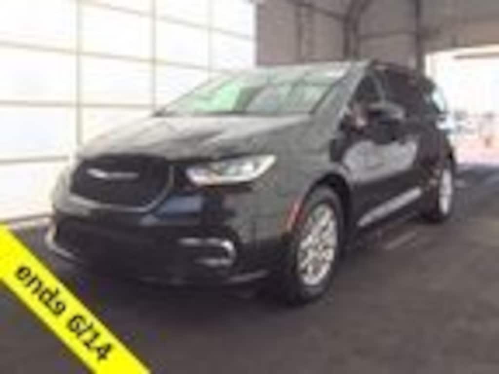Used 2023 Chrysler Pacifica Touring L Van Passenger Van