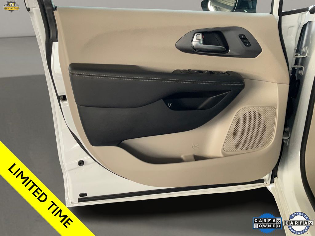 2024 Chrysler Pacifica PHEV Select - Photo 7