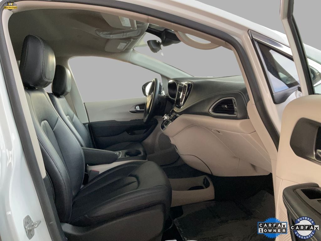 2024 Chrysler Pacifica PHEV Select - Photo 17
