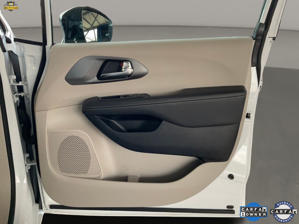 2024 Chrysler Pacifica PHEV Select - Photo 16