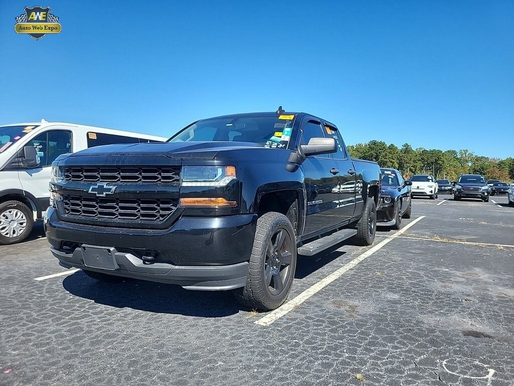 2018 Chevrolet Silverado 1500 Custom photo 3