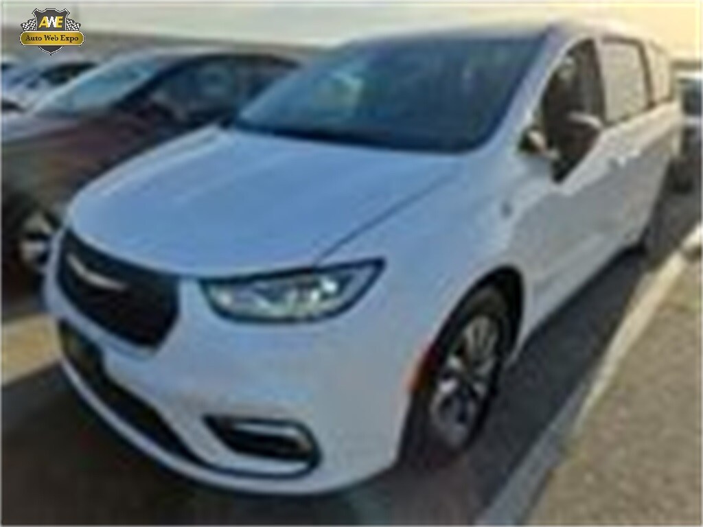 2024 Chrysler Pacifica Hybrid photo 3