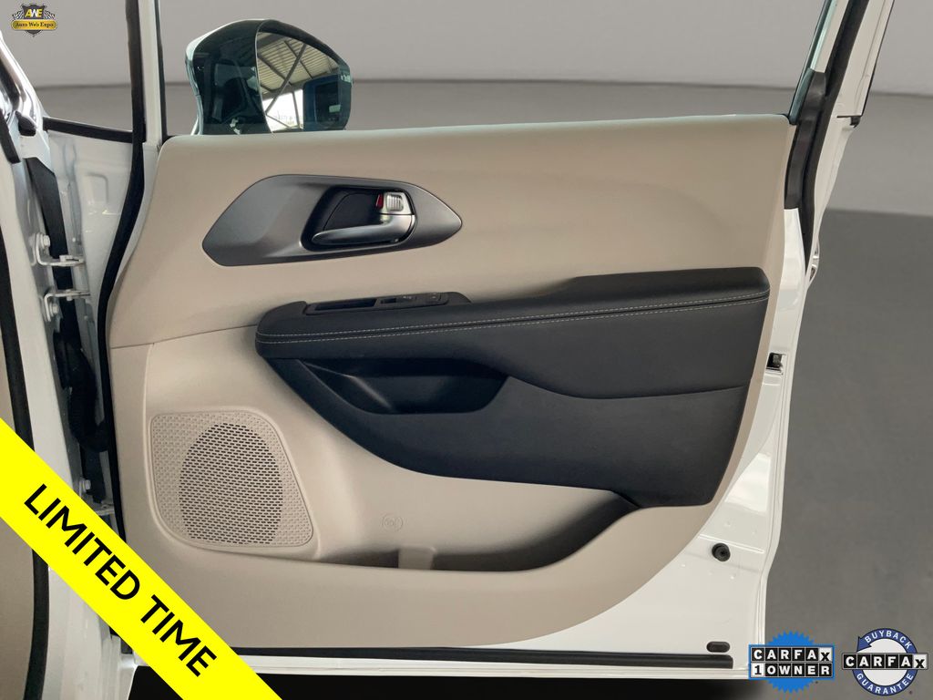 2024 Chrysler Pacifica PHEV Select - Photo 16