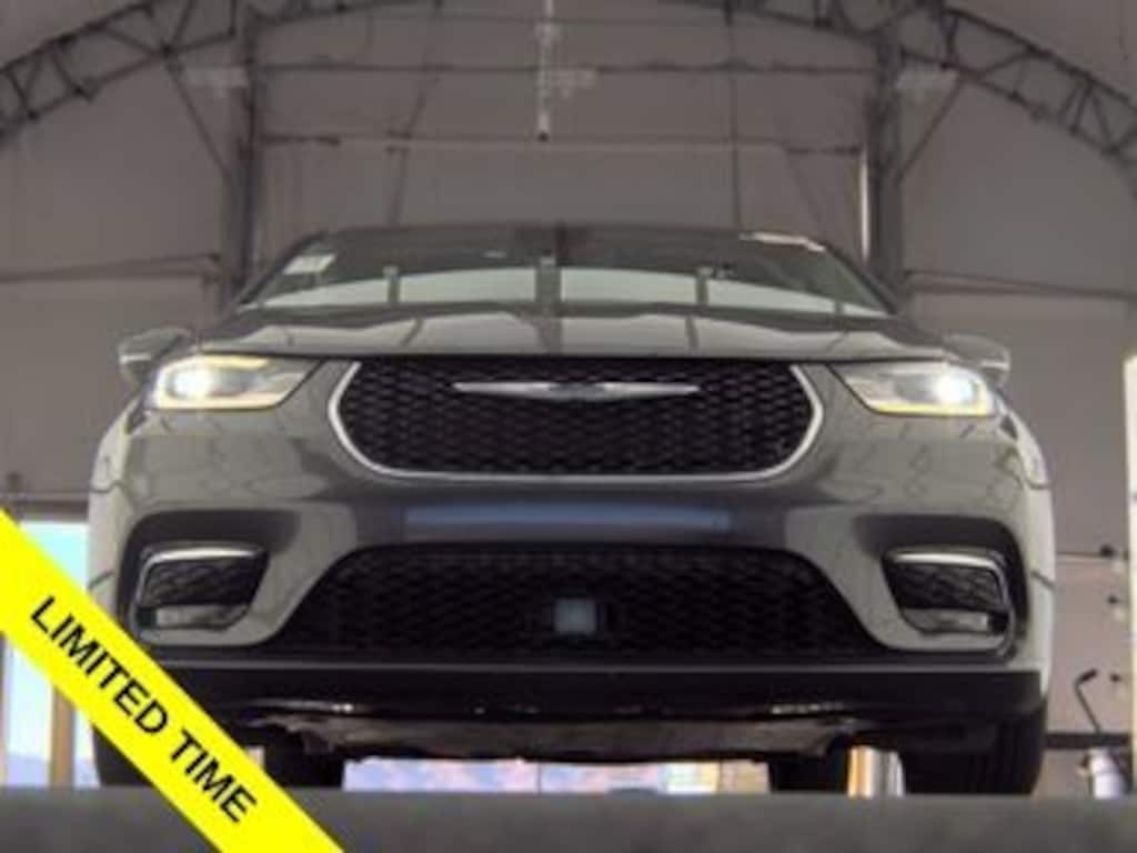Used 2023 Chrysler Pacifica Touring L Van Passenger Van