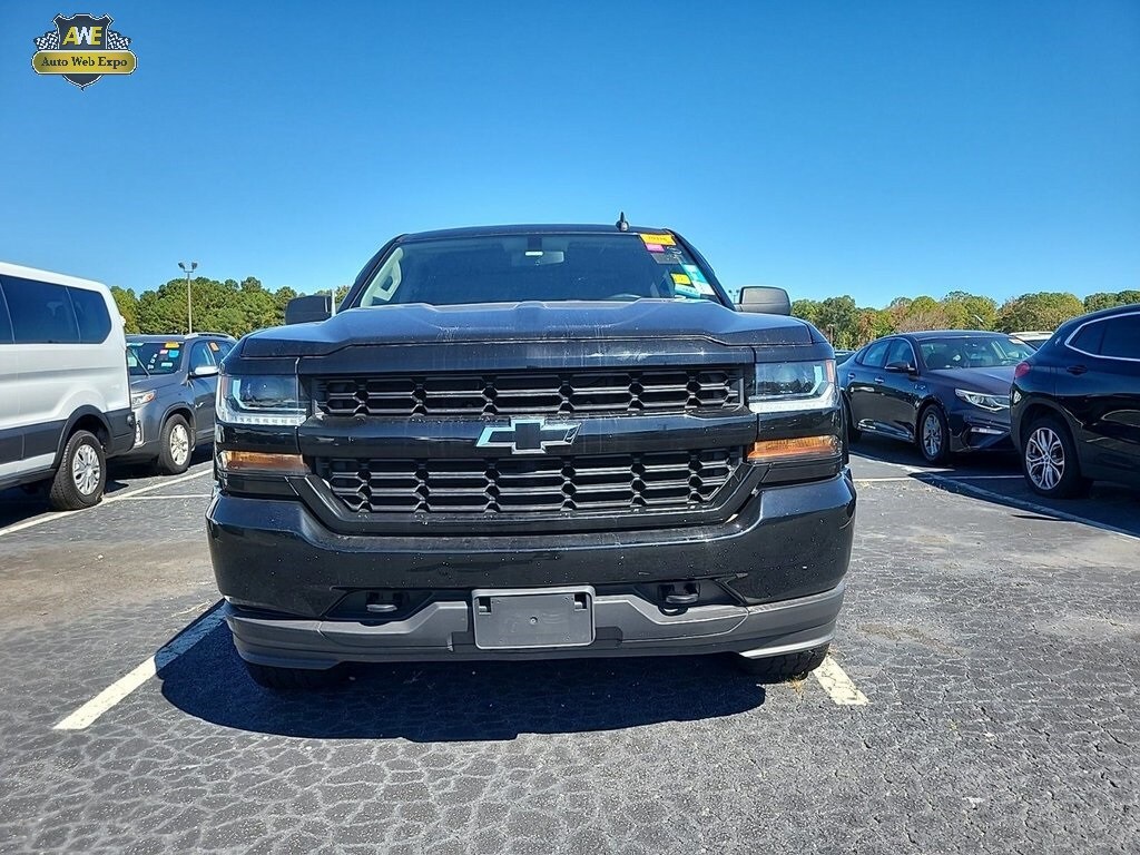 2018 Chevrolet Silverado 1500 Custom photo 2