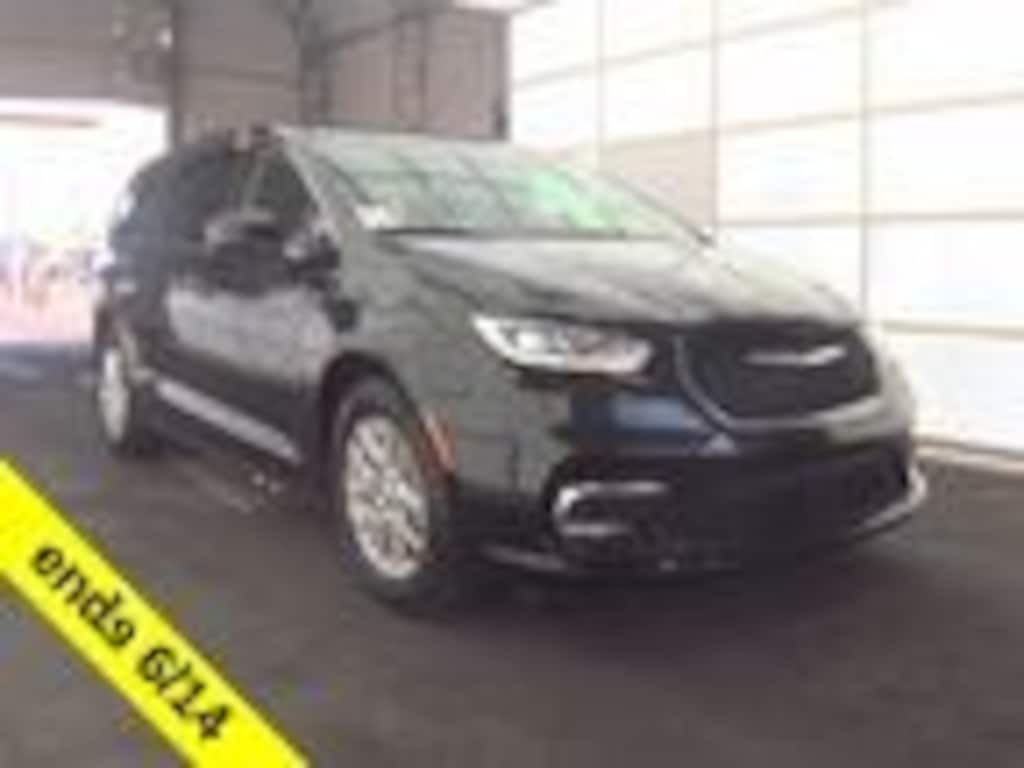 Used 2023 Chrysler Pacifica Touring L Van Passenger Van