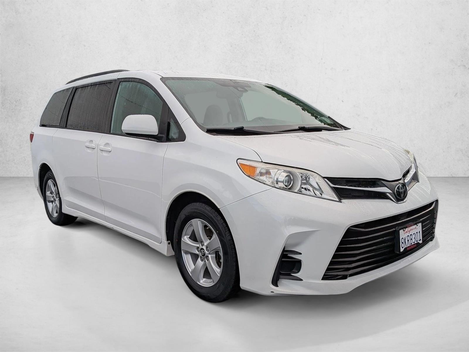 2019 Toyota Sienna LE photo 3