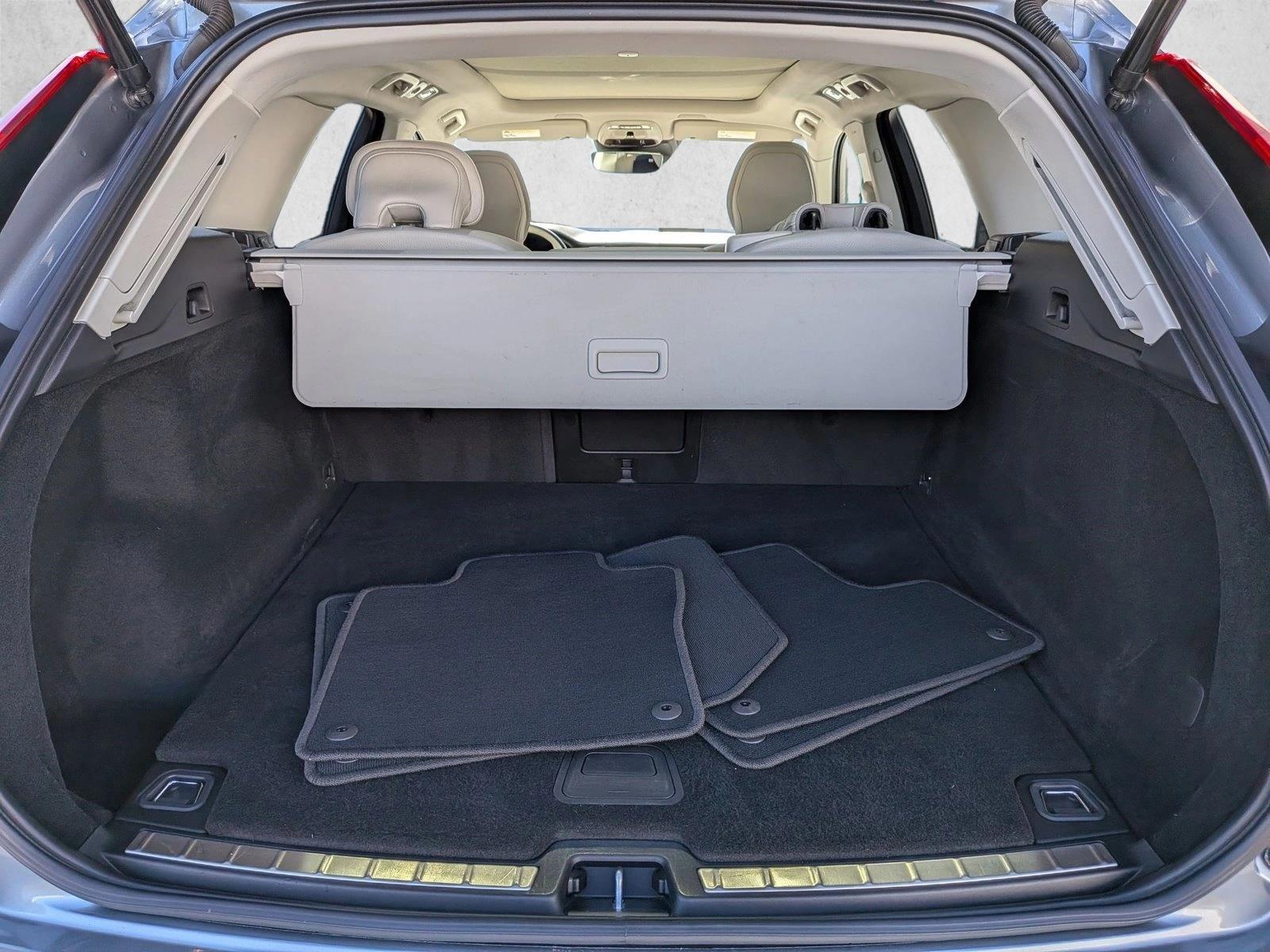 2021 Volvo XC60 Momentum photo 6