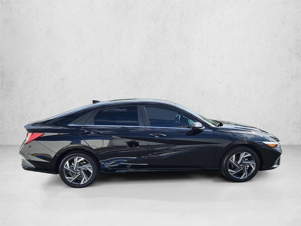 Used 2025 Hyundai Elantra SEL Convenience Sedan