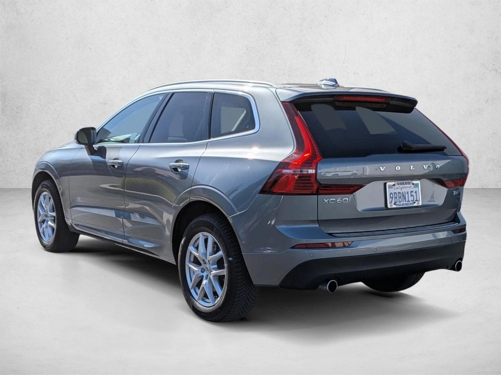 2021 Volvo XC60 Momentum photo 3