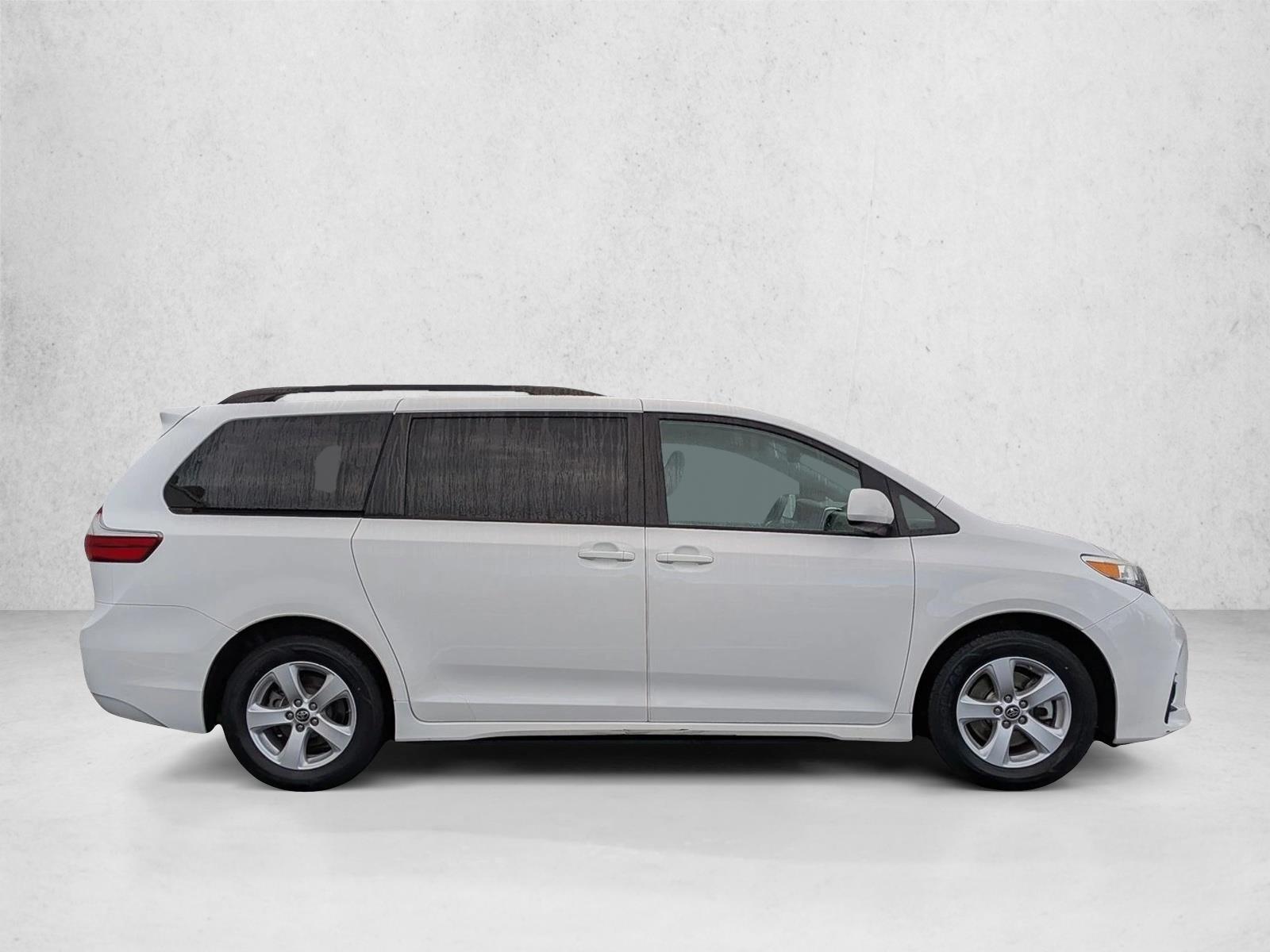 2019 Toyota Sienna LE photo 4