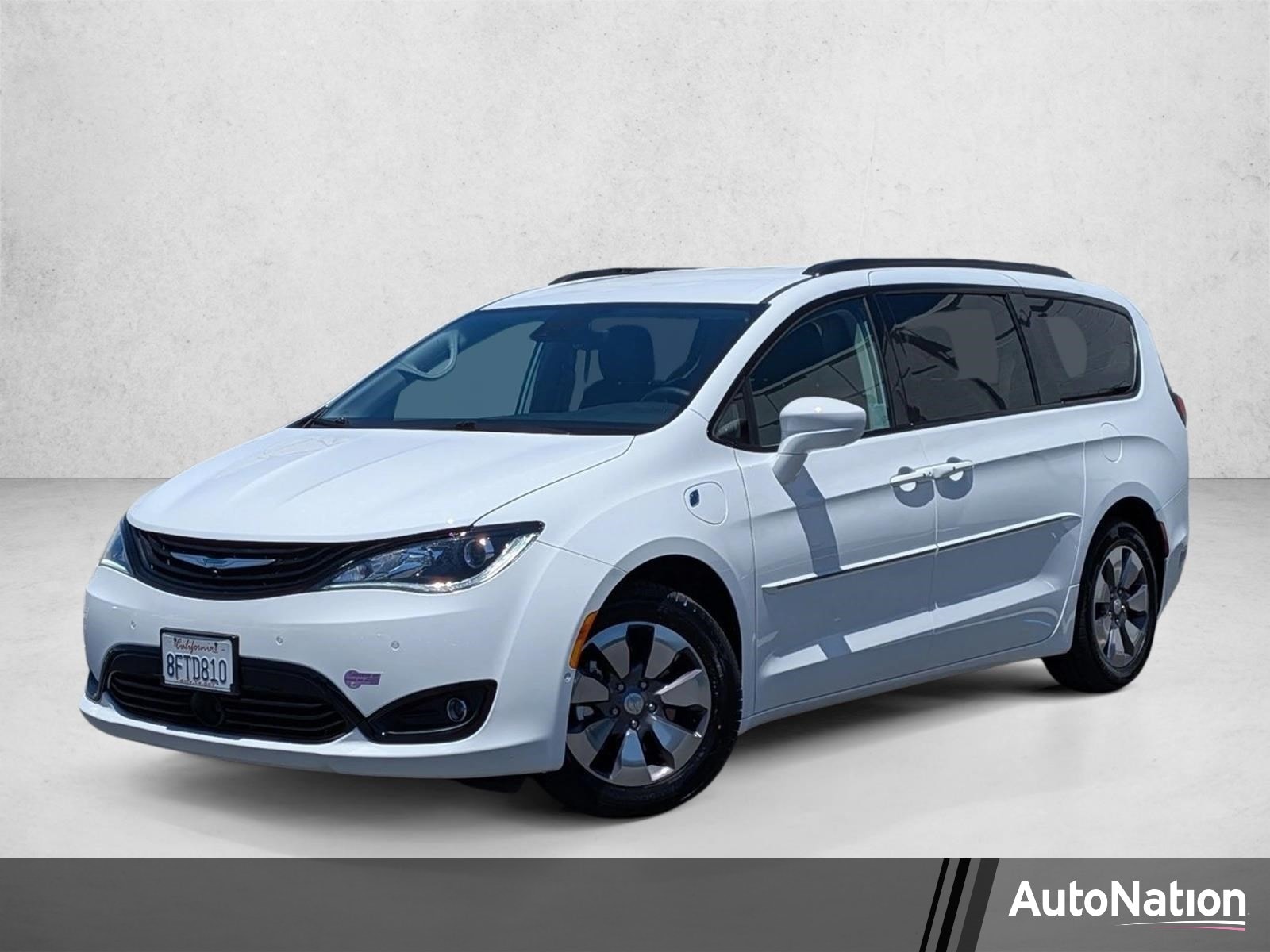 2018 Chrysler Pacifica Hybrid Limited's photo