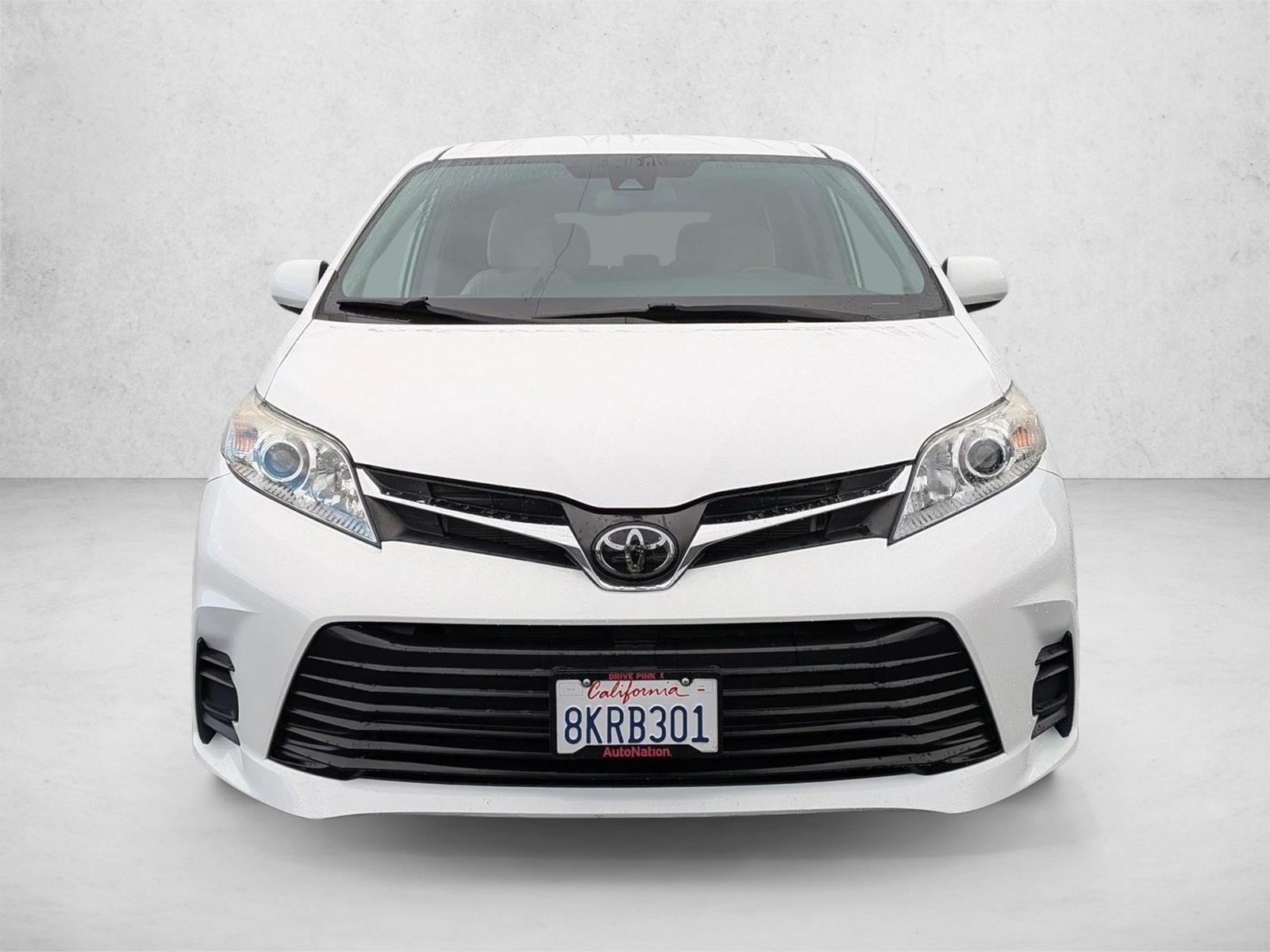 2019 Toyota Sienna LE photo 2