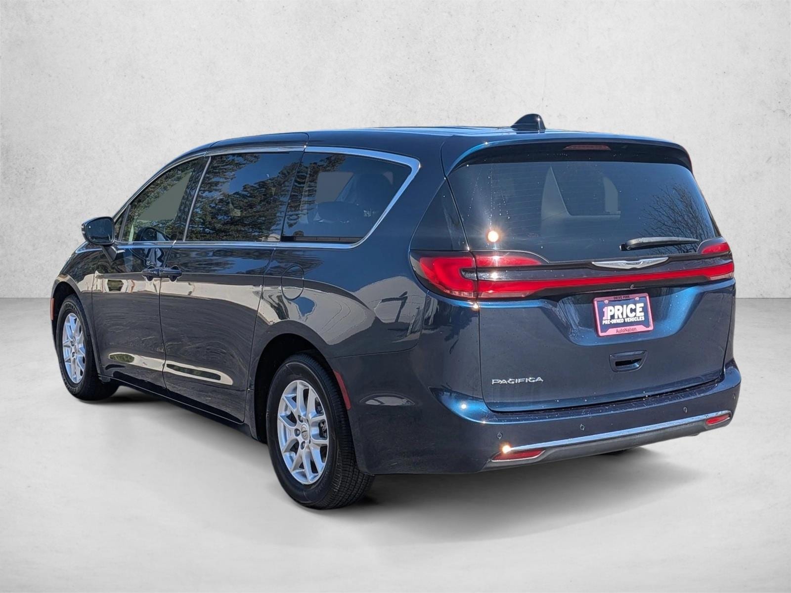2023 Chrysler Pacifica Touring L photo 3