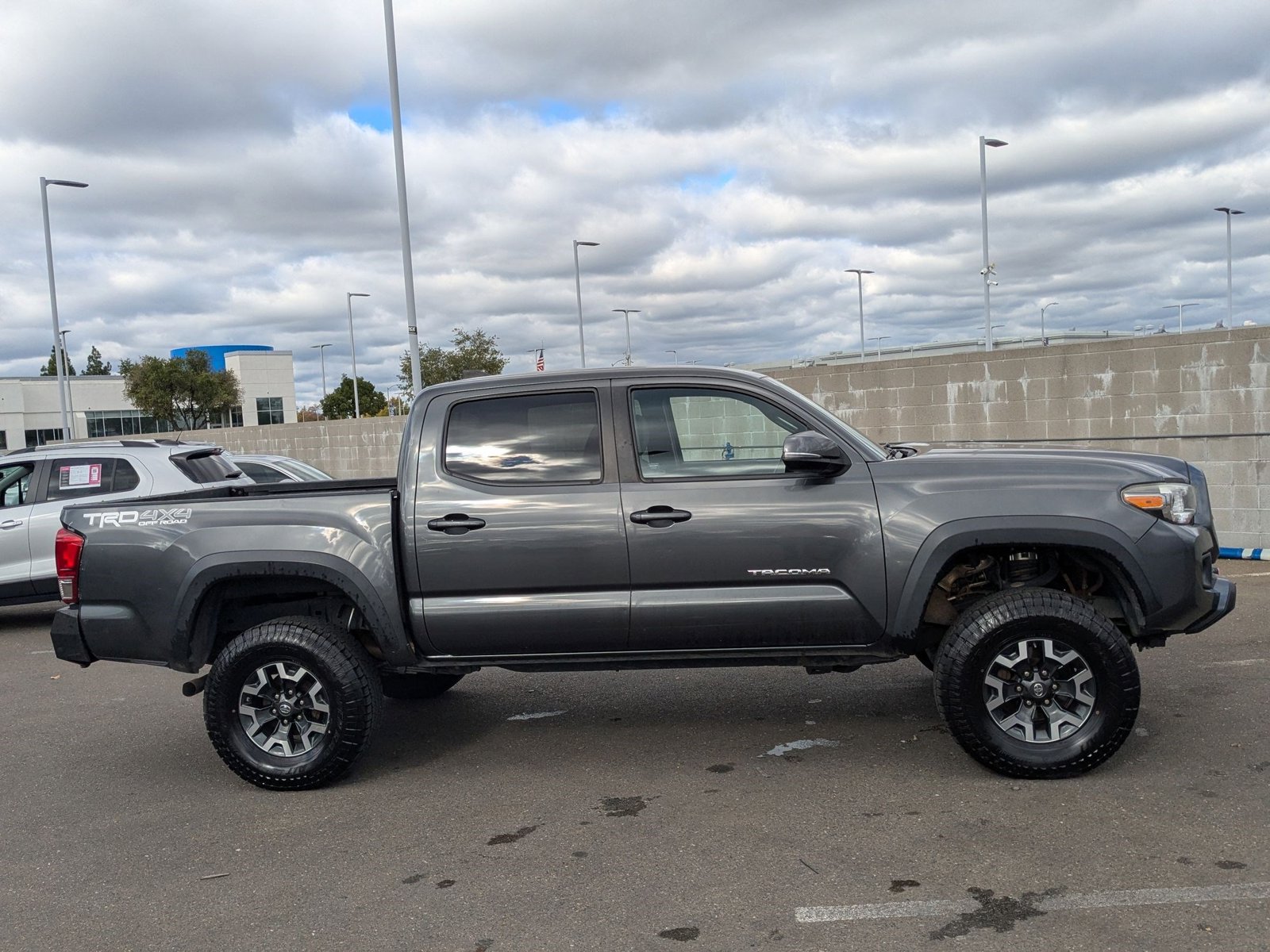 2017 Toyota Tacoma TRD photo 4