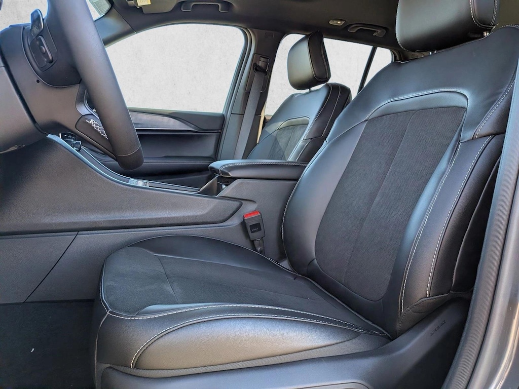 New 2025 Jeep Grand Cherokee Laredo SUV