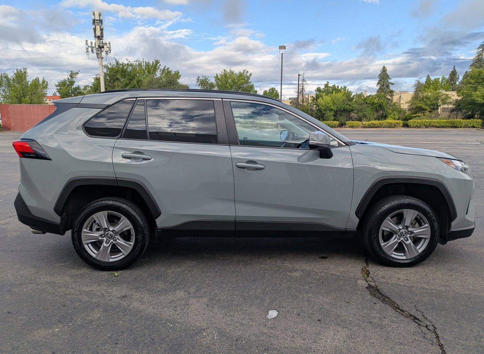 2022 Toyota RAV4 XLE photo 4