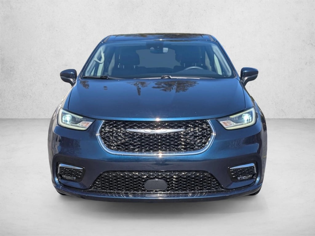 Used 2023 Chrysler Pacifica Touring L Mini-van Passenger