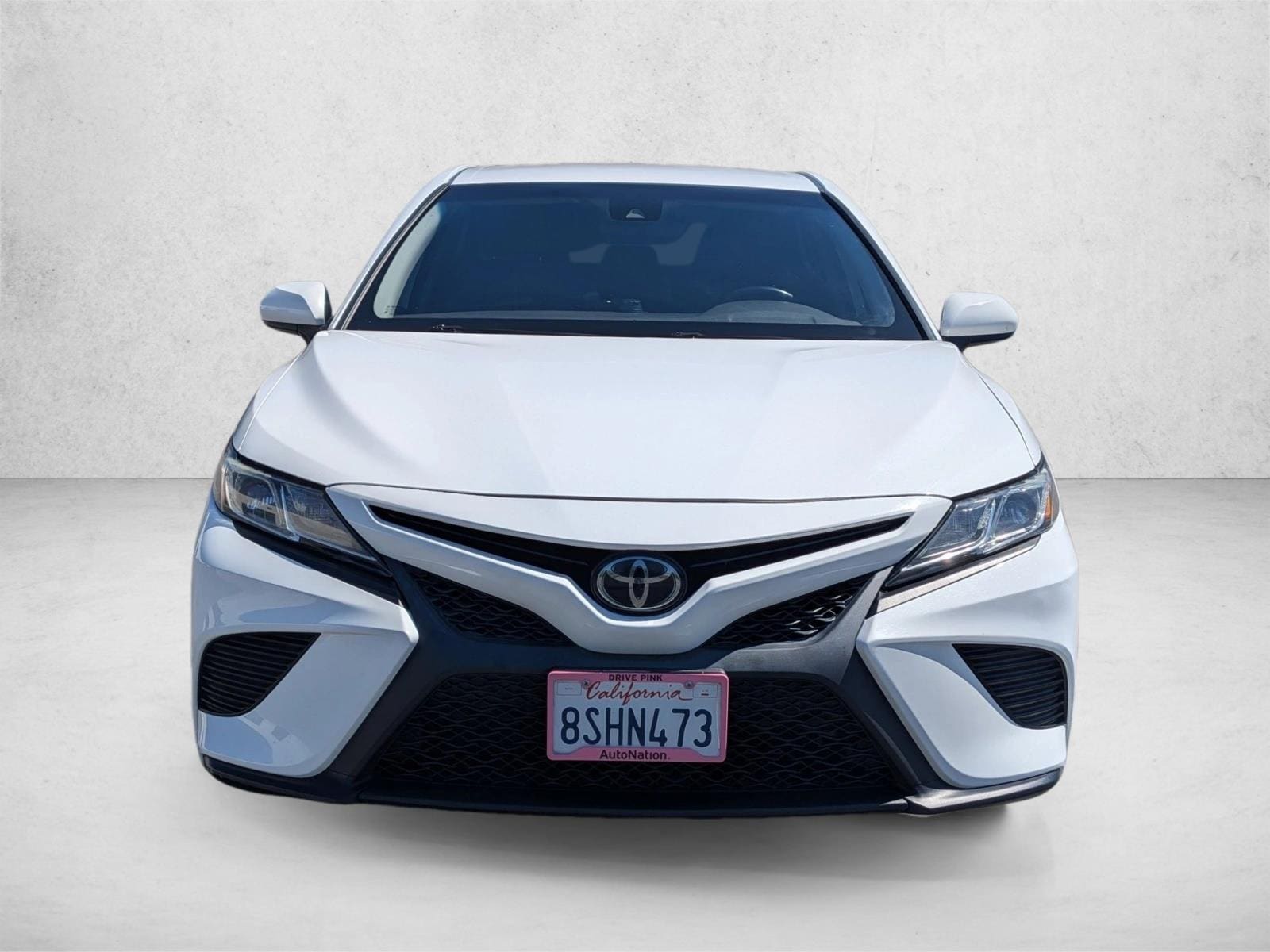 2019 Toyota Camry SE photo 2