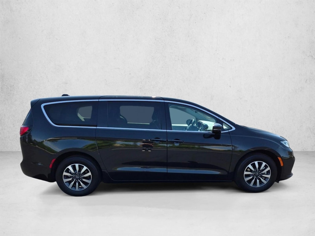 Used 2022 Chrysler Pacifica Hybrid Touring L Mini-van Passenger