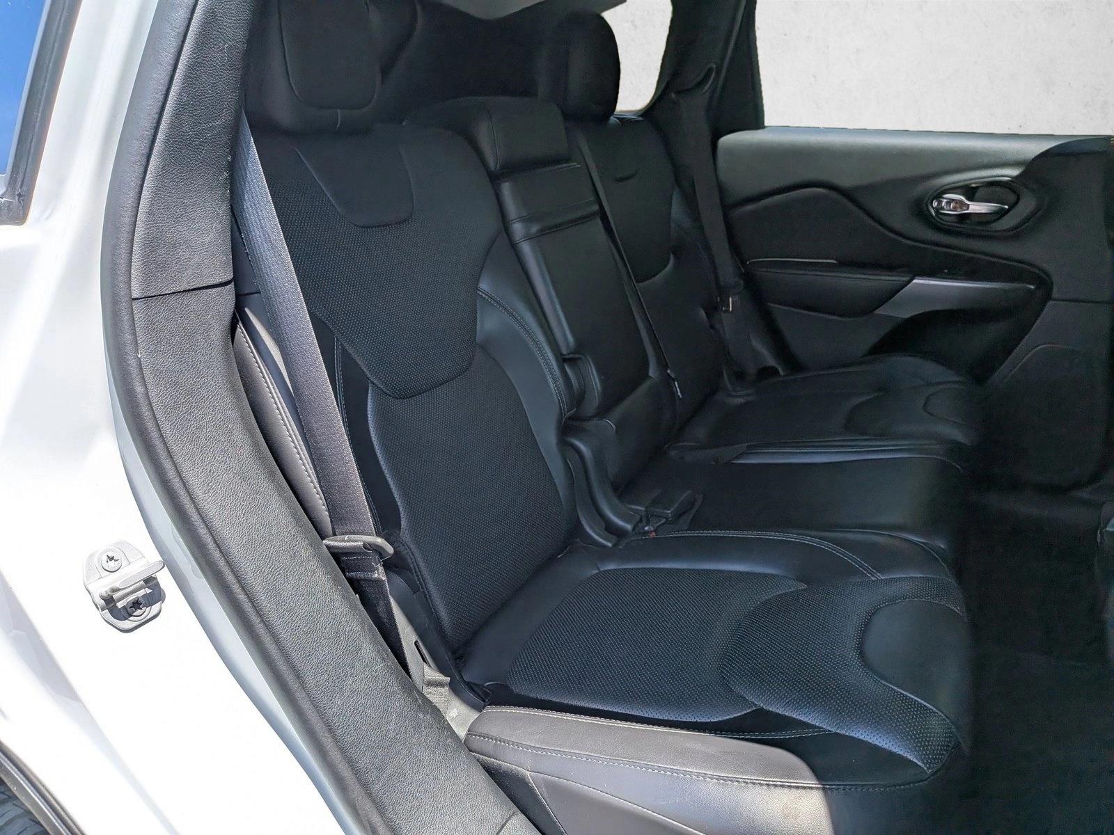 2019 Jeep Cherokee Overland - Photo 19