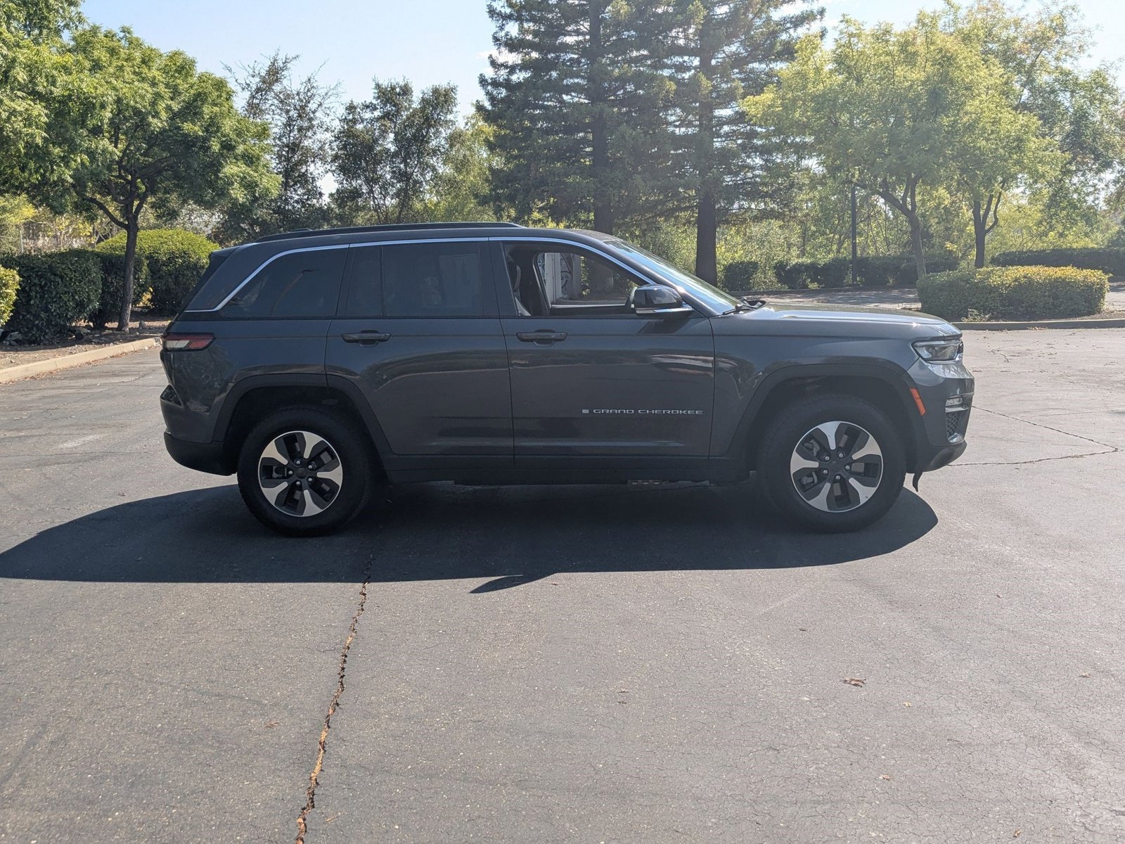 2024 Jeep Cherokee Limited 4xe photo 2