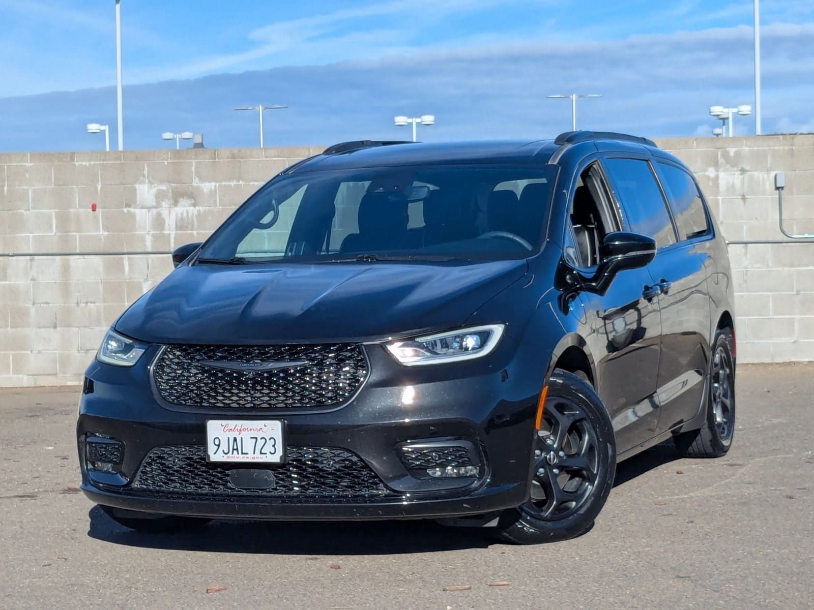 2024 Chrysler Pacifica PHEV Select's photo