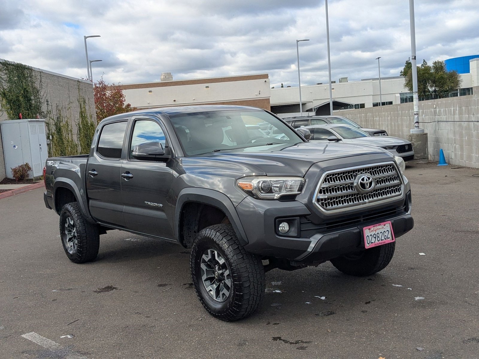 2017 Toyota Tacoma TRD photo 3