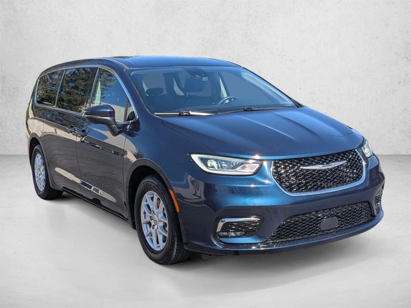2023 Chrysler Pacifica Touring L photo 2