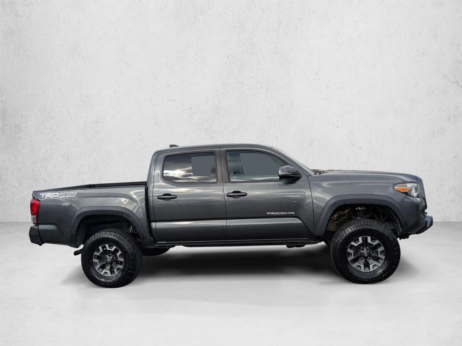 2017 Toyota Tacoma TRD photo 4