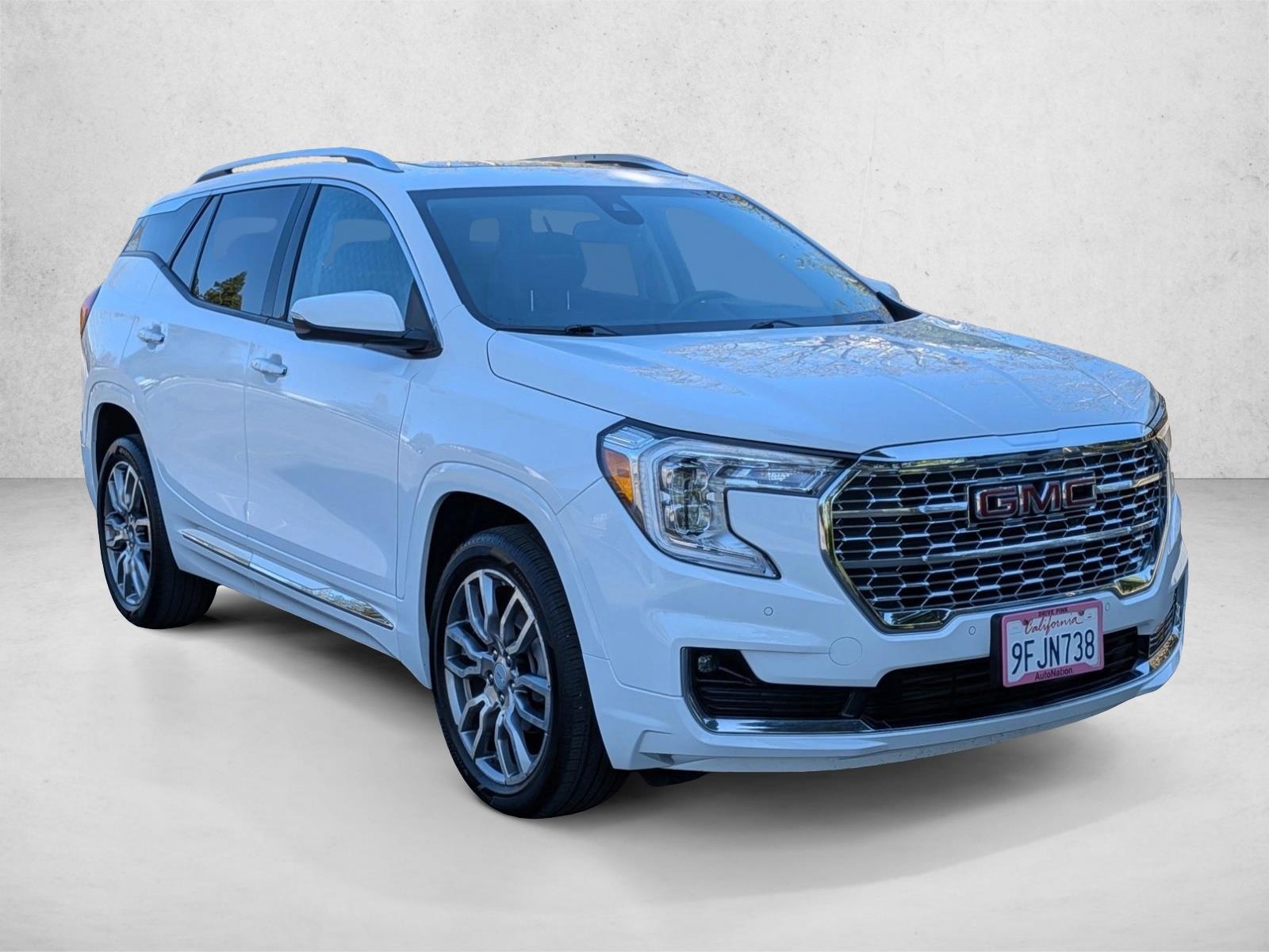 2023 GMC Terrain Denali photo 2